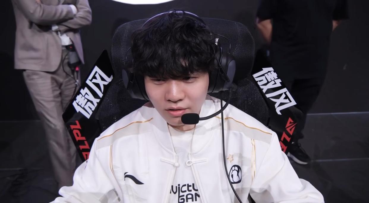 亚博体育-Rookie官方宣布出色发挥新规，FPX引发争议！比赛高潮迭起的简单介绍