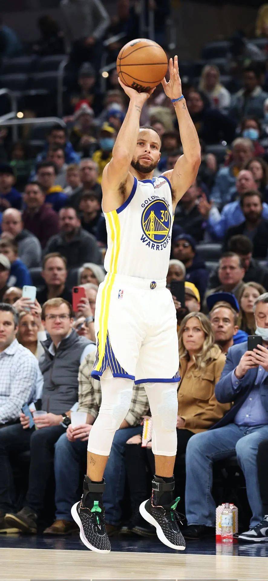 亚博-关于库里迎来十五赛季高光表现,雄鹿球迷沸腾!的信息